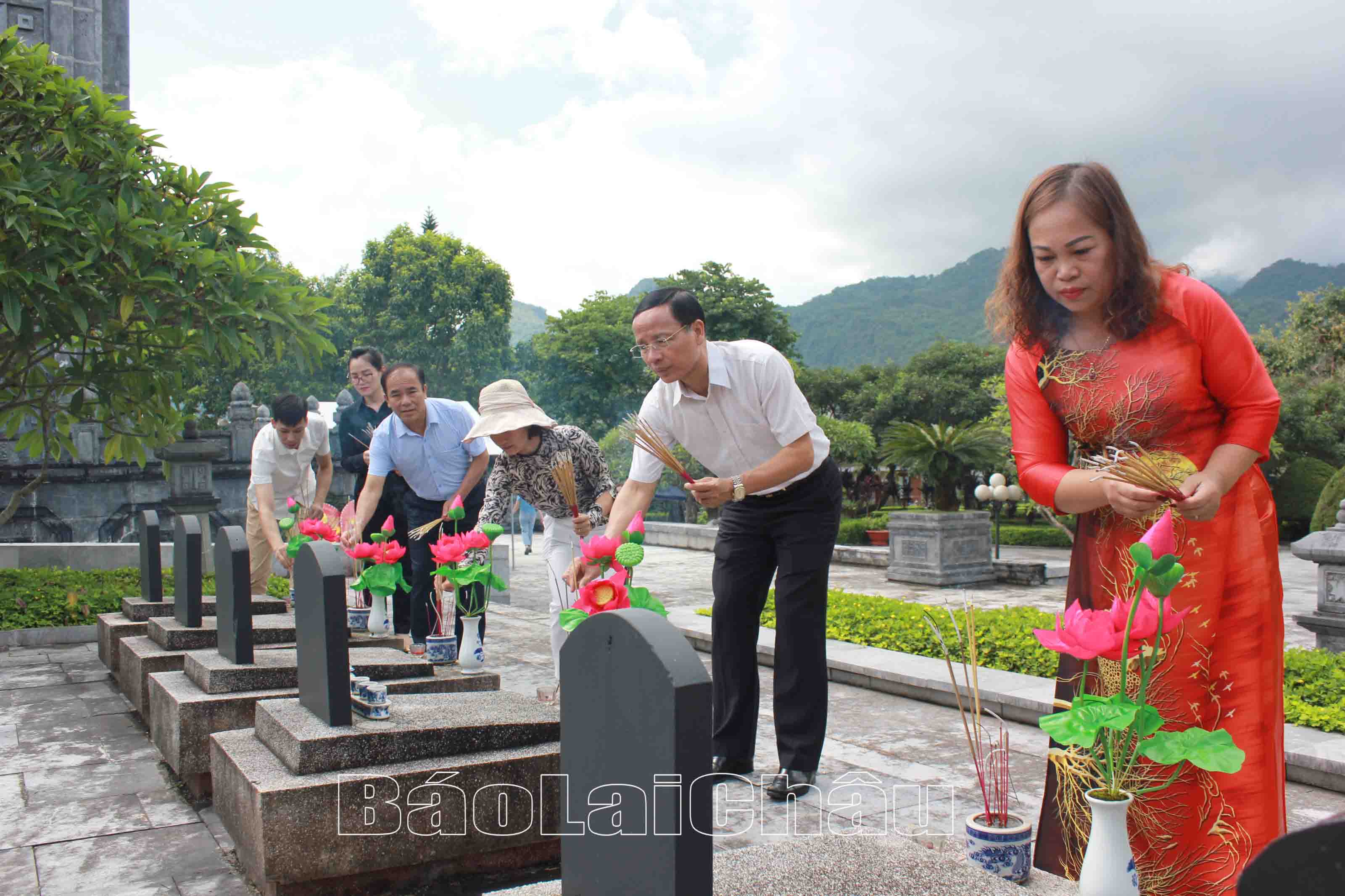 Các đồng chí Lãnh đạo, viên chức Báo Lai Châu thắp hương tri ân các Anh hùng liệt sỹ.